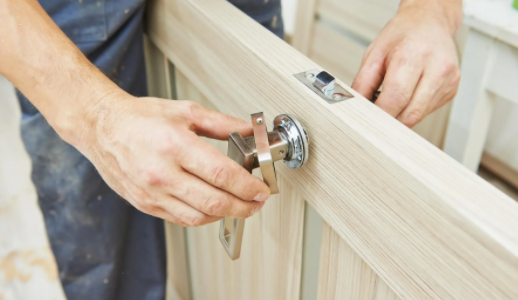 Опытная установка и замена дверей может повысить ценность вашего дома
